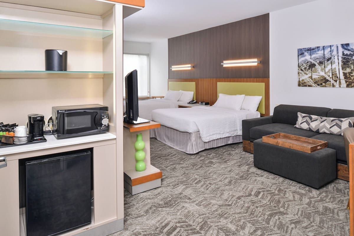 Suite, 2 queensize-senger | Skrivebord, skrivebord for bærbar PC og blendingsgardiner