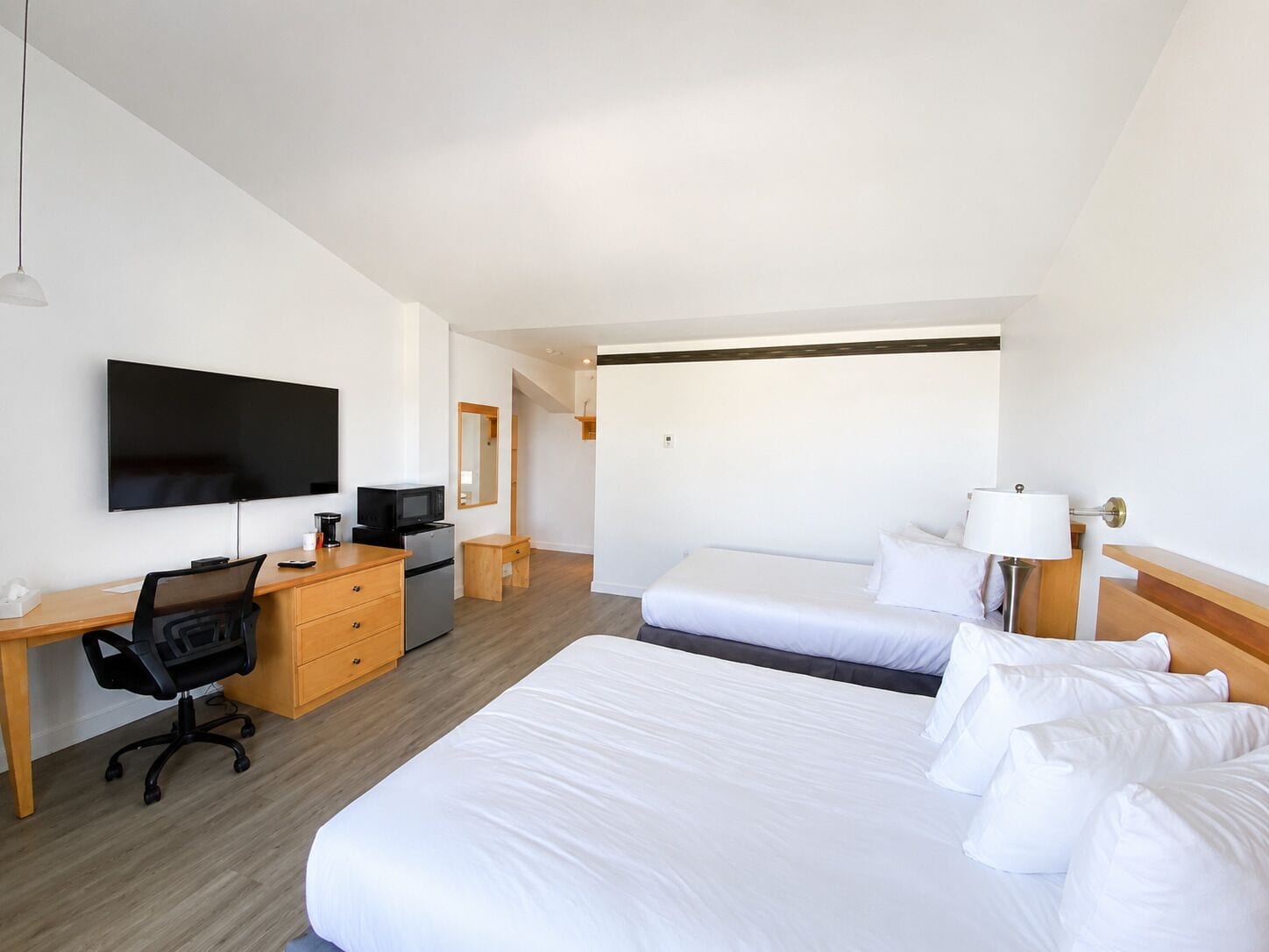 2 bedrooms, individually furnished, desk, soundproofing