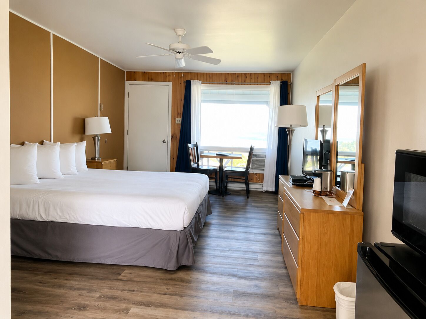 Panoramic Queen | 2 bedrooms, individually furnished, desk, soundproofing