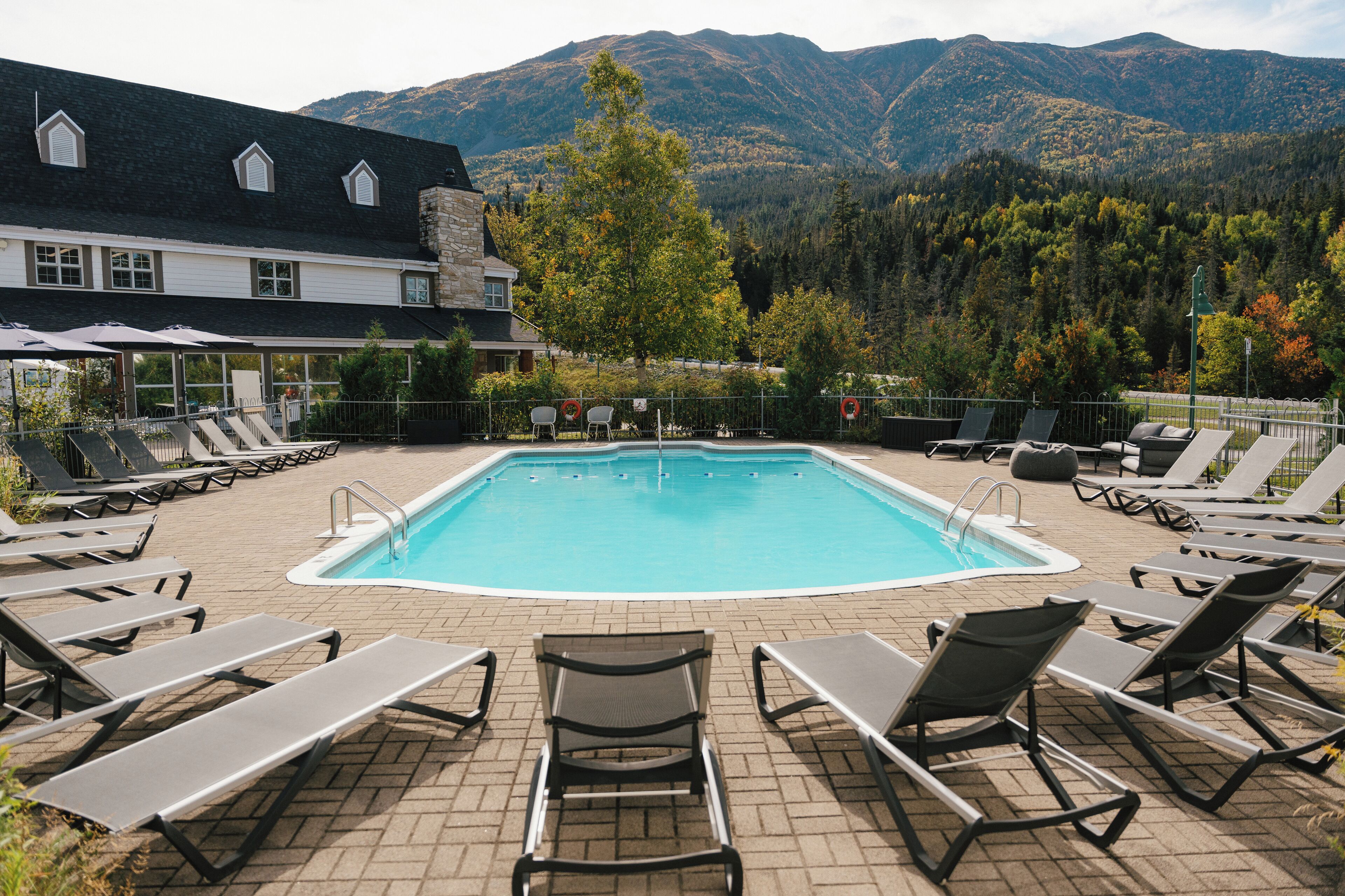 Una piscina al aire libre de temporada (de 11:00 a 19:00), tumbonas