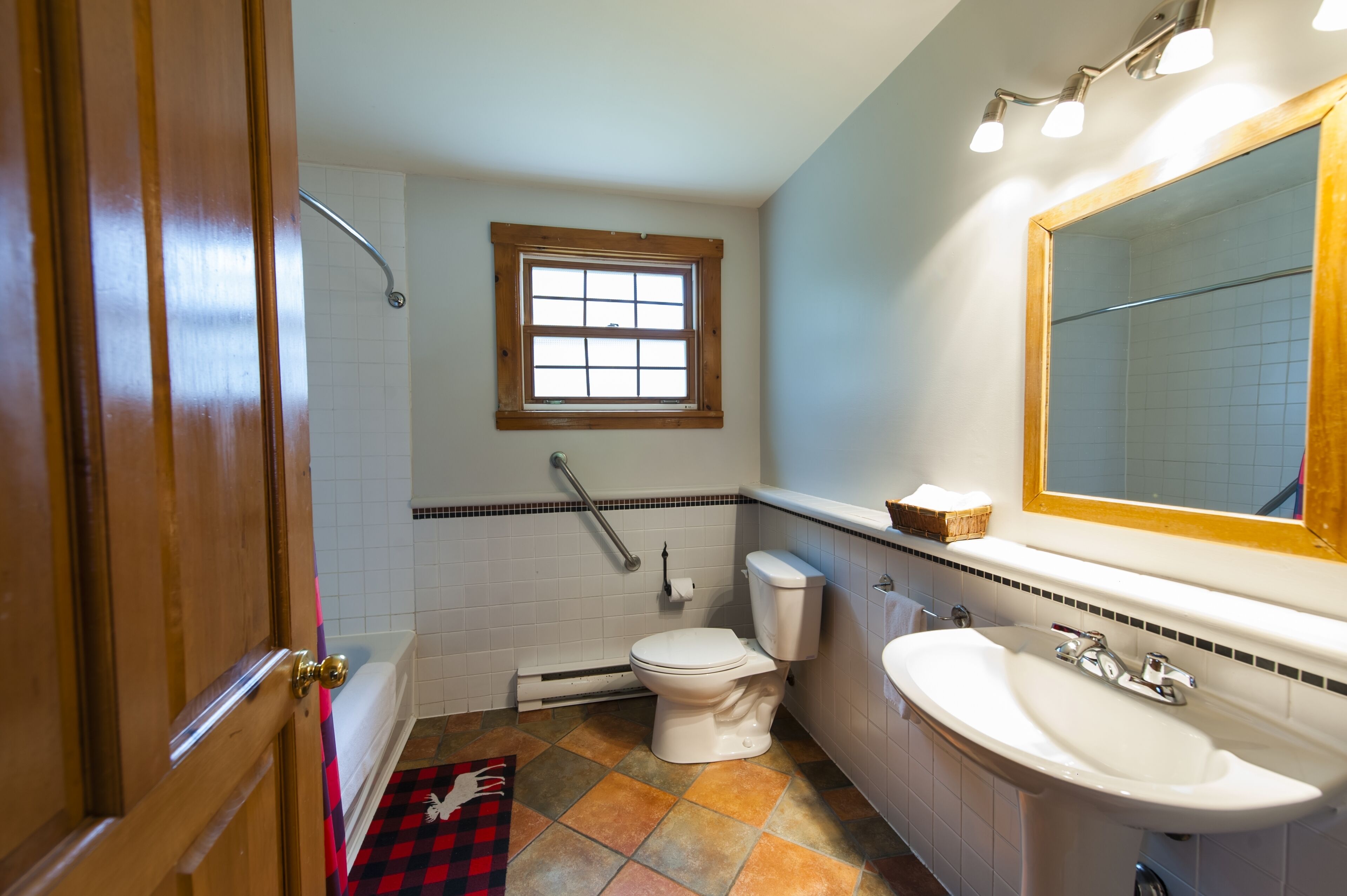 comfort chalet, 2 bedrooms, mountain view | bathroom | hair dryer, towels, soap, shampoo