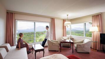 Caja de seguridad en la habitación, escritorio y ropa de cama