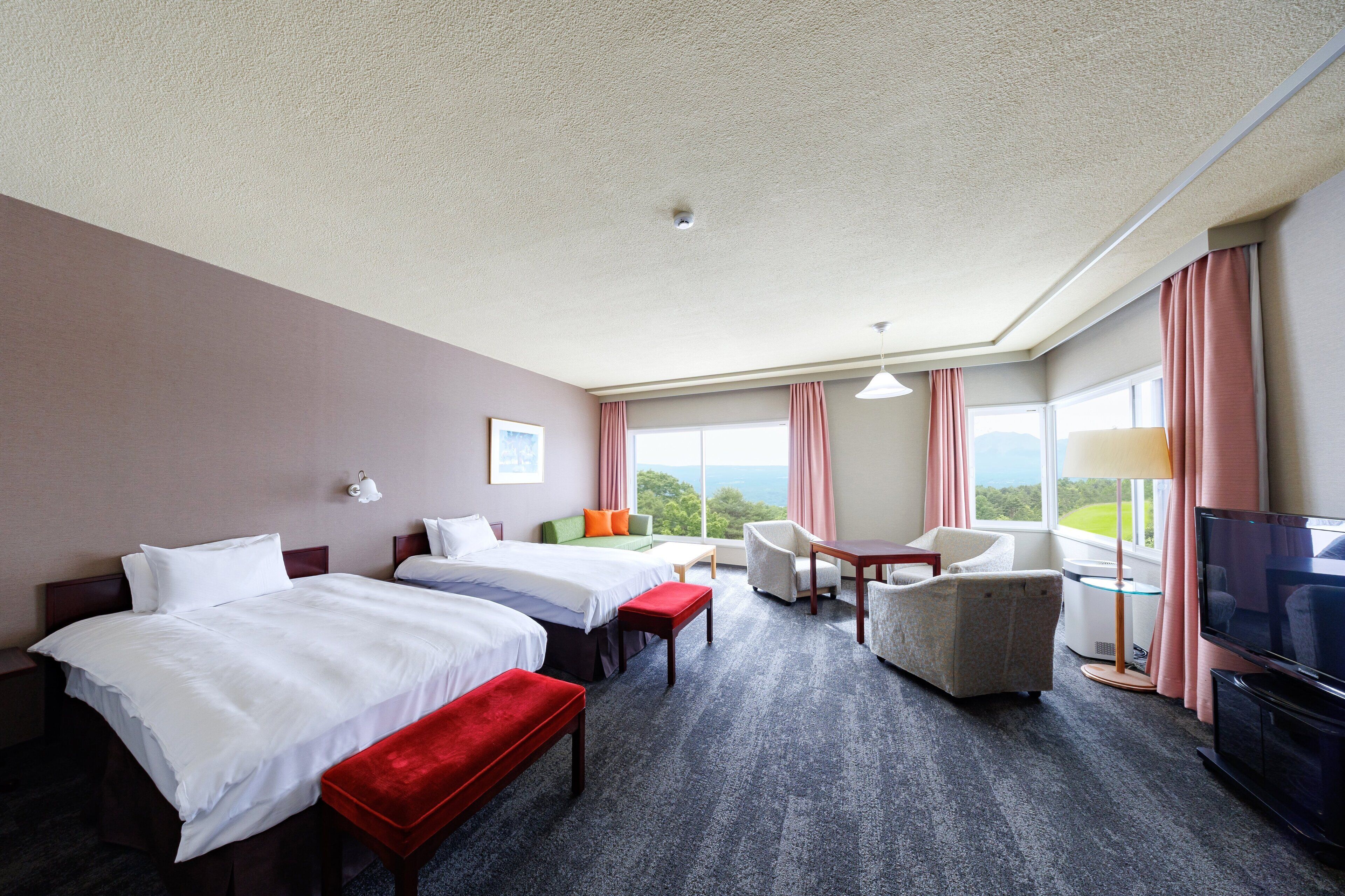 In-room safe, desk, bed sheets