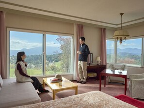 In-room safe, desk, bed sheets - Tsumagoi Prince Hotel (Tsumagoi)