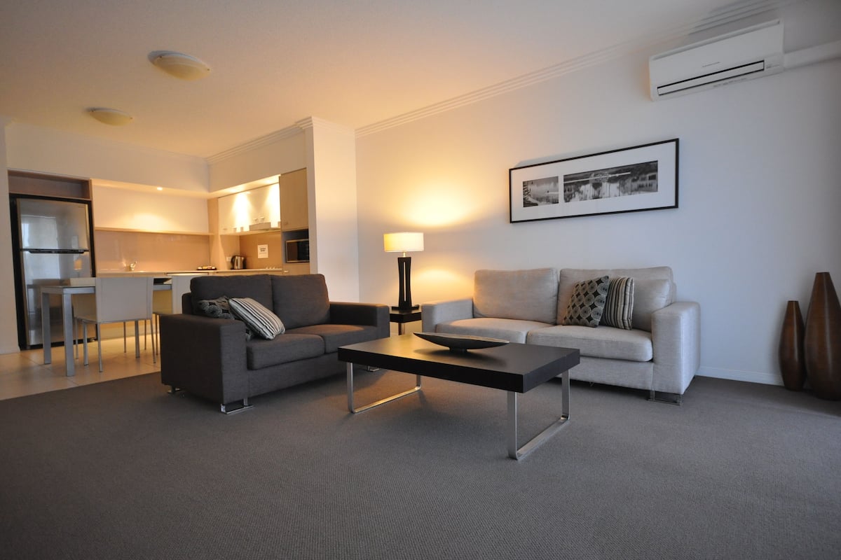 Apartment, 1 Bedroom | Pillow-top beds, desk, blackout curtains, soundproofing