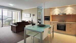 In-room dining - Chancellor Lakeside (Varsity Lakes)