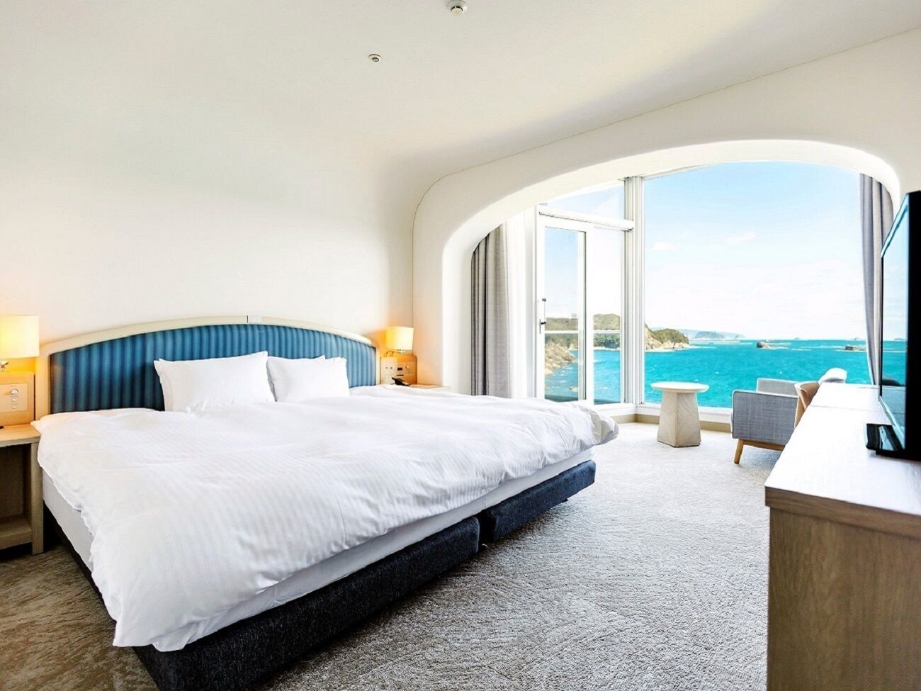 房內夾萬、書桌、免費 Wi-Fi、床單