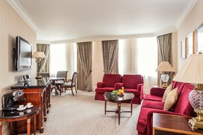 Suite | Minibar, caja de seguridad en la habitación y escritorio 