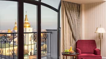 Suite Junior, 1 trĂšs grand lit, vue ville | Vue de la chambre