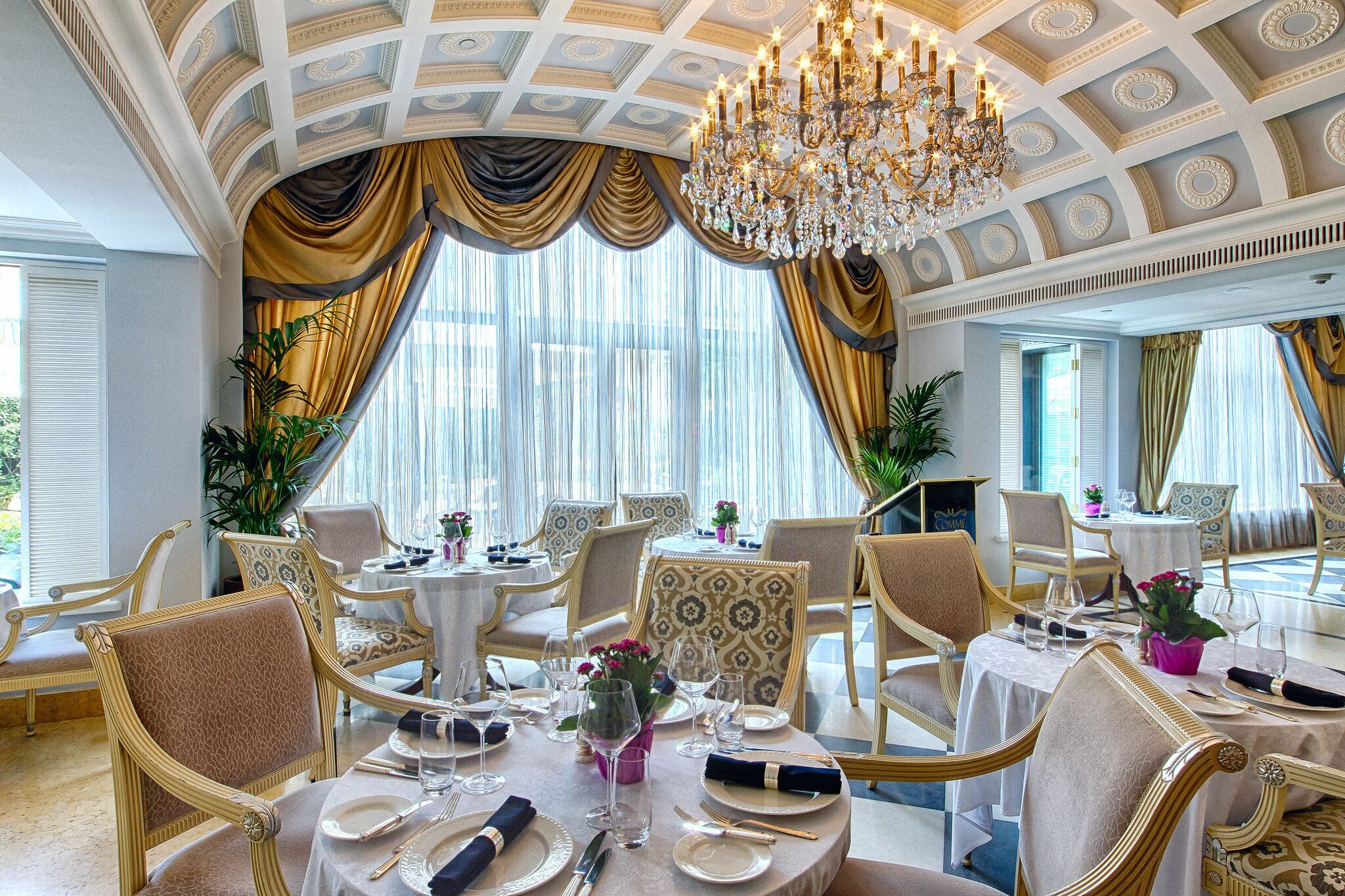2 restaurants; breakfast, lunch and dinner served 