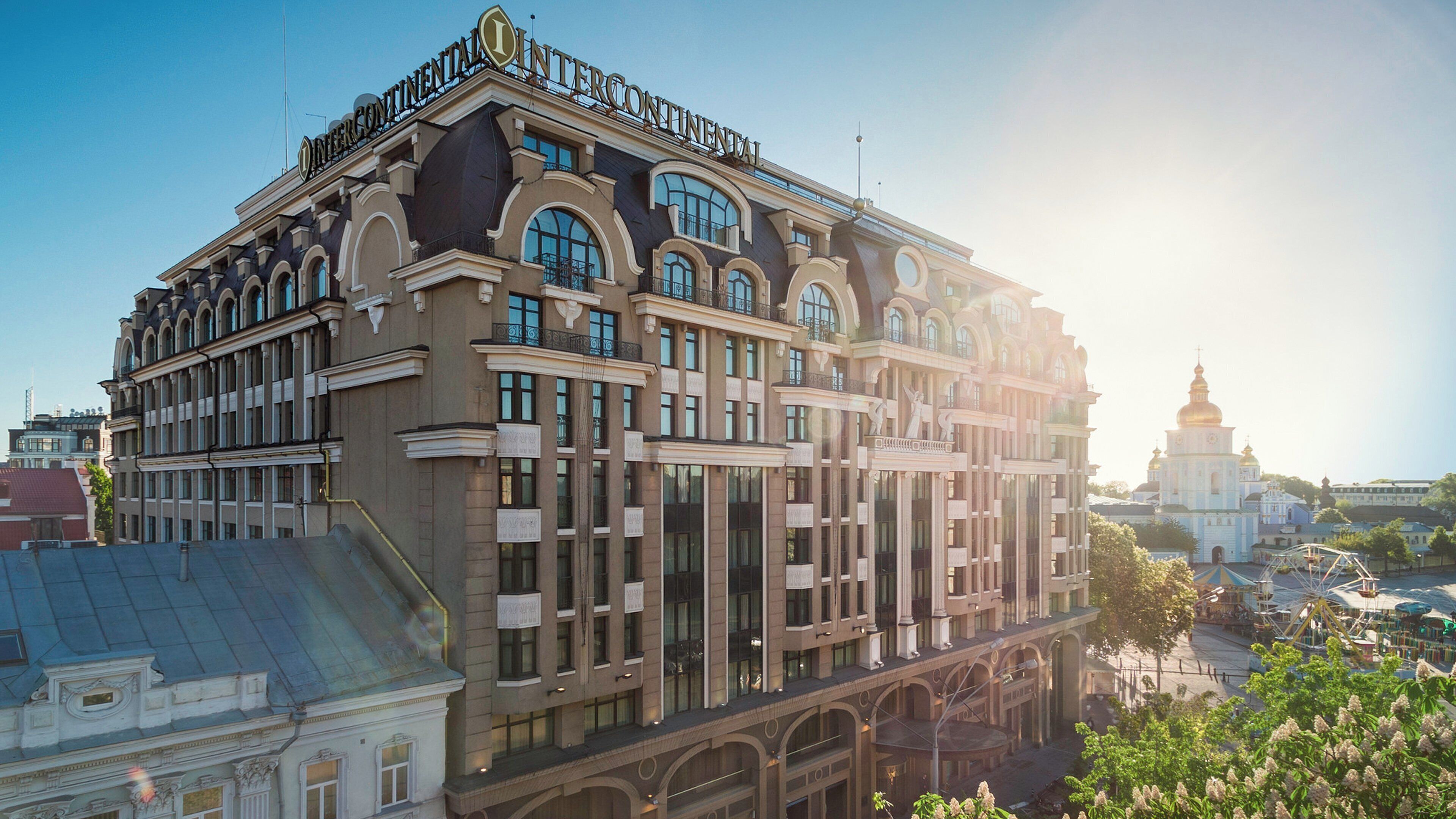 Un edificio de varios pisos con estilo arquitectónico clásico, que presenta amplias ventanas y detalles decorativos.