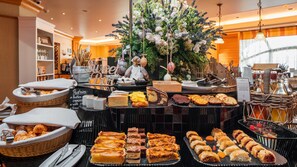 Daily buffet breakfast for a fee