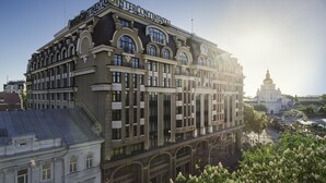 Un edificio de varios pisos con estilo arquitectónico clásico, que presenta detalles ornamentales y ventanas grandes.