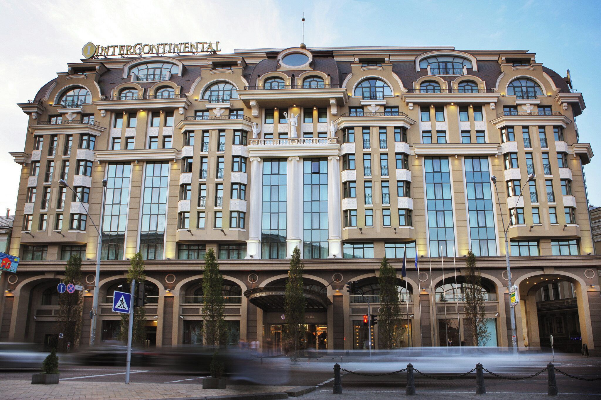 Een groot, meerhoog gebouw met een opvallend bord waarop 'INTERCONTINENTAL' staat.