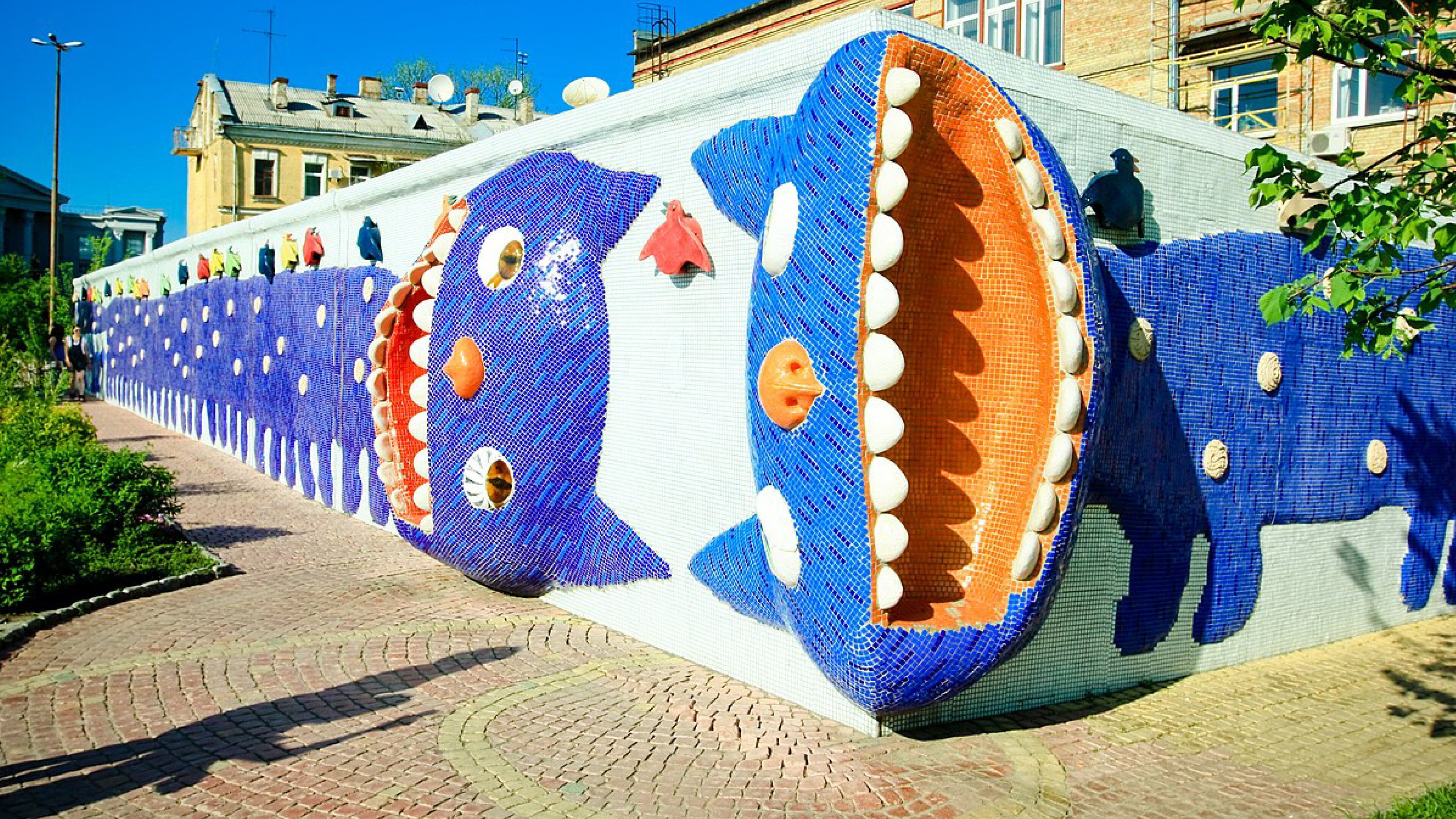 Una pared de mosaicos con un diseño grande y colorido.