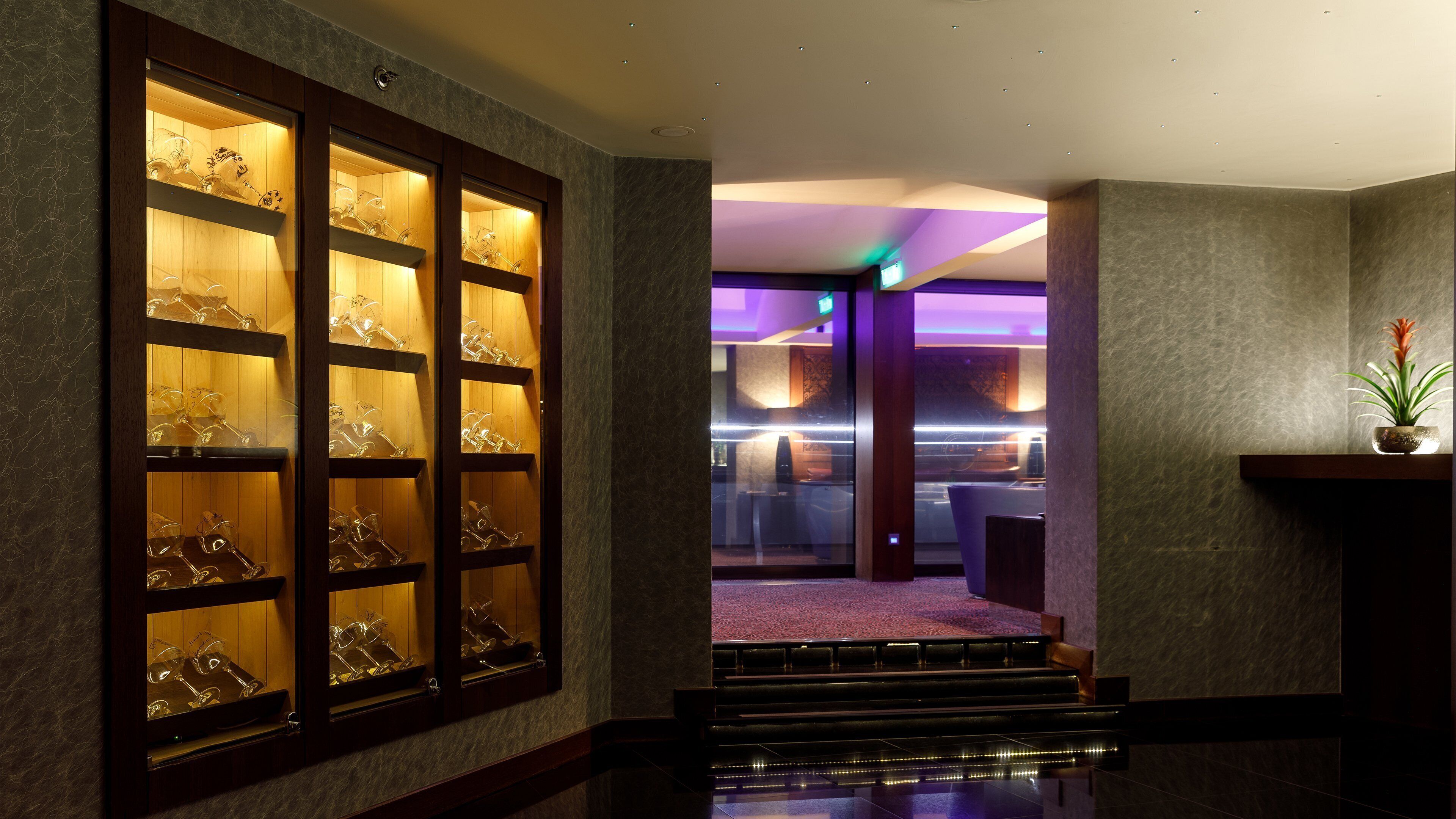 2 bars/lounges, rooftop bar, lobby lounge