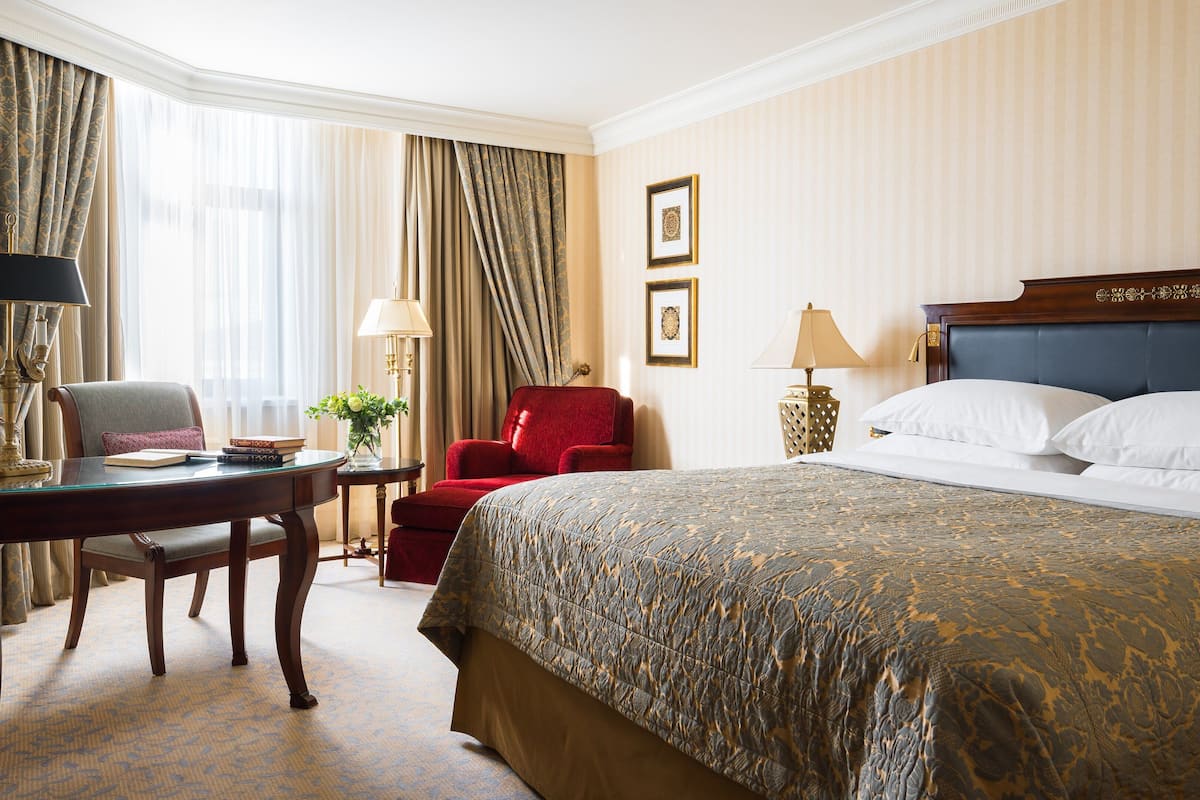 Egyptian cotton sheets, premium bedding, down comforters, minibar