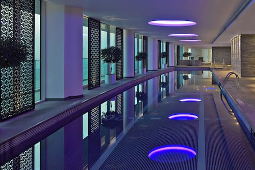 Piscina interna, funciona das 7h às 20h, espreguiçadeiras
