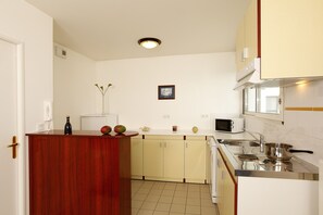 Fridge, microwave, stovetop, dishwasher - Appart'City Classic Rennes Beauregard (Rennes)