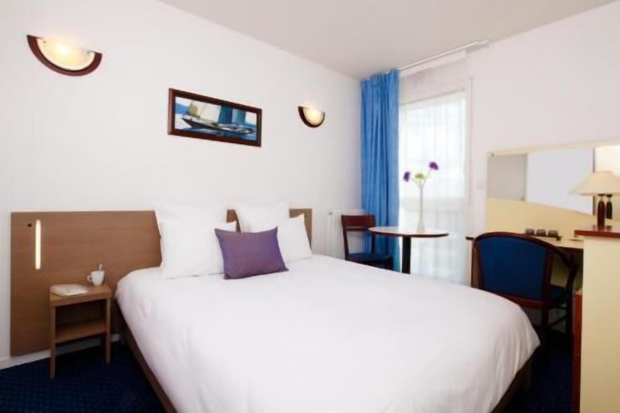 Desk, soundproofing, iron/ironing board, free WiFi