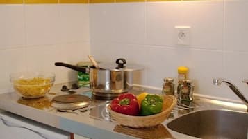 Réfrigérateur, micro-ondes, plaque de cuisson, lave-vaisselle