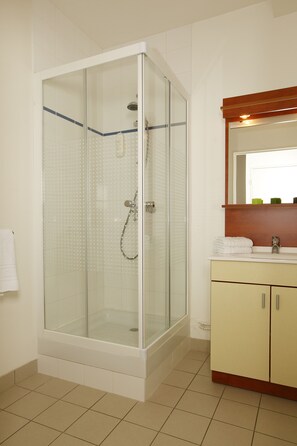 Shower, hair dryer, towels, soap - Appart'City Classic Rennes Beauregard (Rennes)