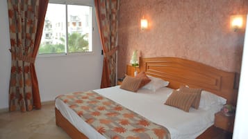 Δωρεάν είδη από το μίνι μπαρ, χρηματοκιβώτιο στο δωμάτιο, γραφείο