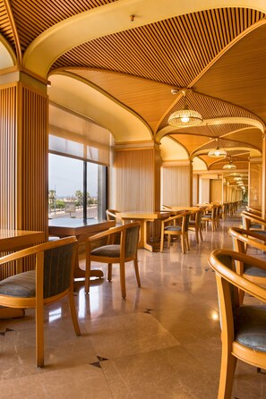 Se sirven desayunos, comidas y cocina mediterránea con vista a la playa