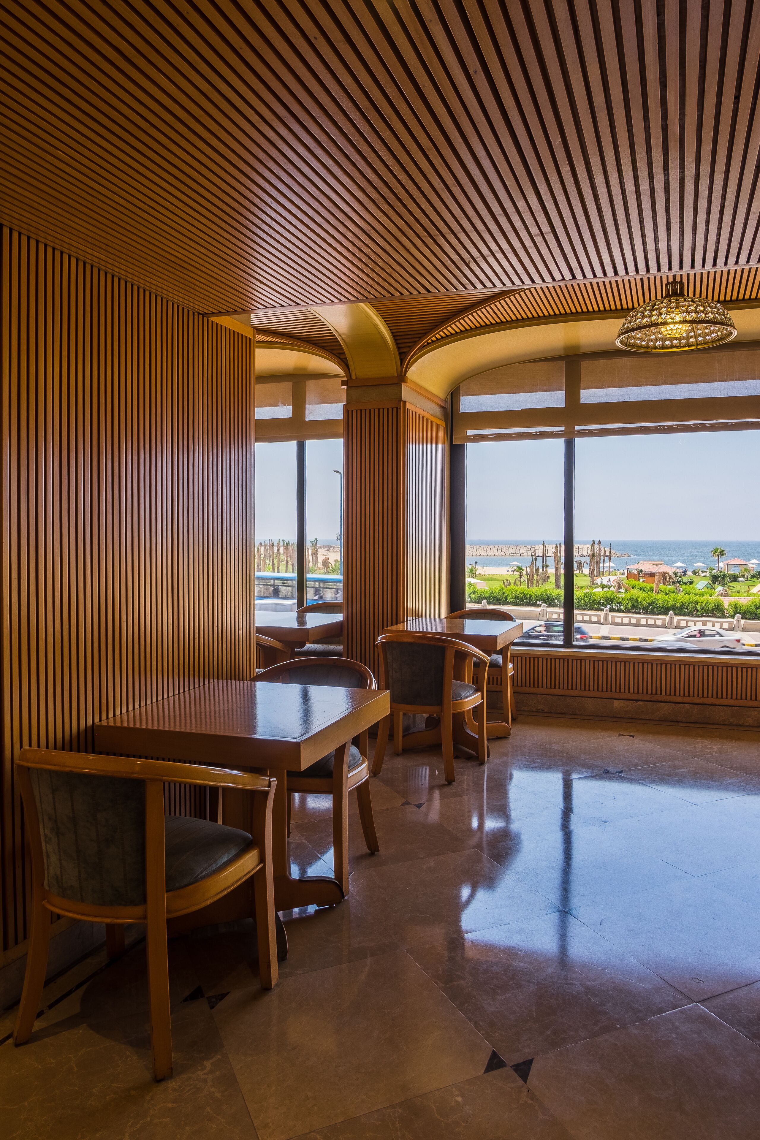 Se sirven desayunos y cocina mediterránea (con vistas a la playa) 