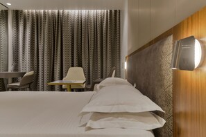 Minibar, in-room safe, soundproofing, iron/ironing board - Hotel Airlink (Mumbai)