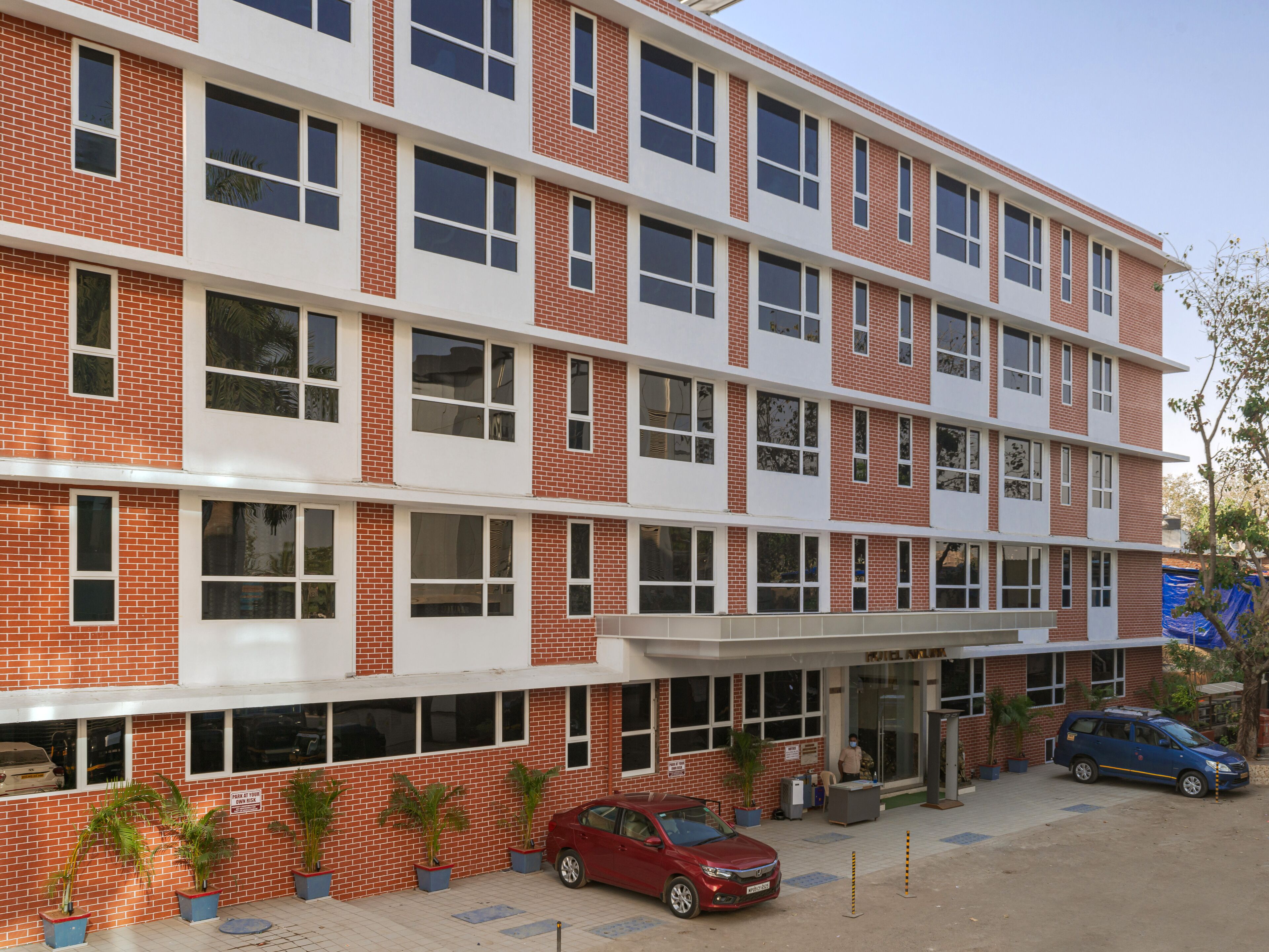 المنشأة من الخارج