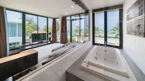 A modern bathroom with a large bathtub, a sofa, and a TV. - Tolani Le Bayburi Villas Pranburi (Pranburi)