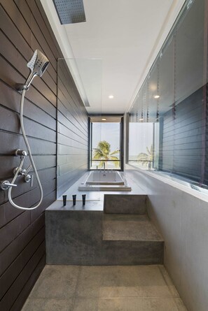 One-Bedroom Beachfront Pool Villa | Badrum | Gratis toalettartiklar, hårtork, badrock och tofflor