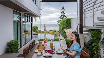 Daily cooked-to-order breakfast for a fee