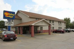 Front of property - Holiday Lodge (Pittsburg)