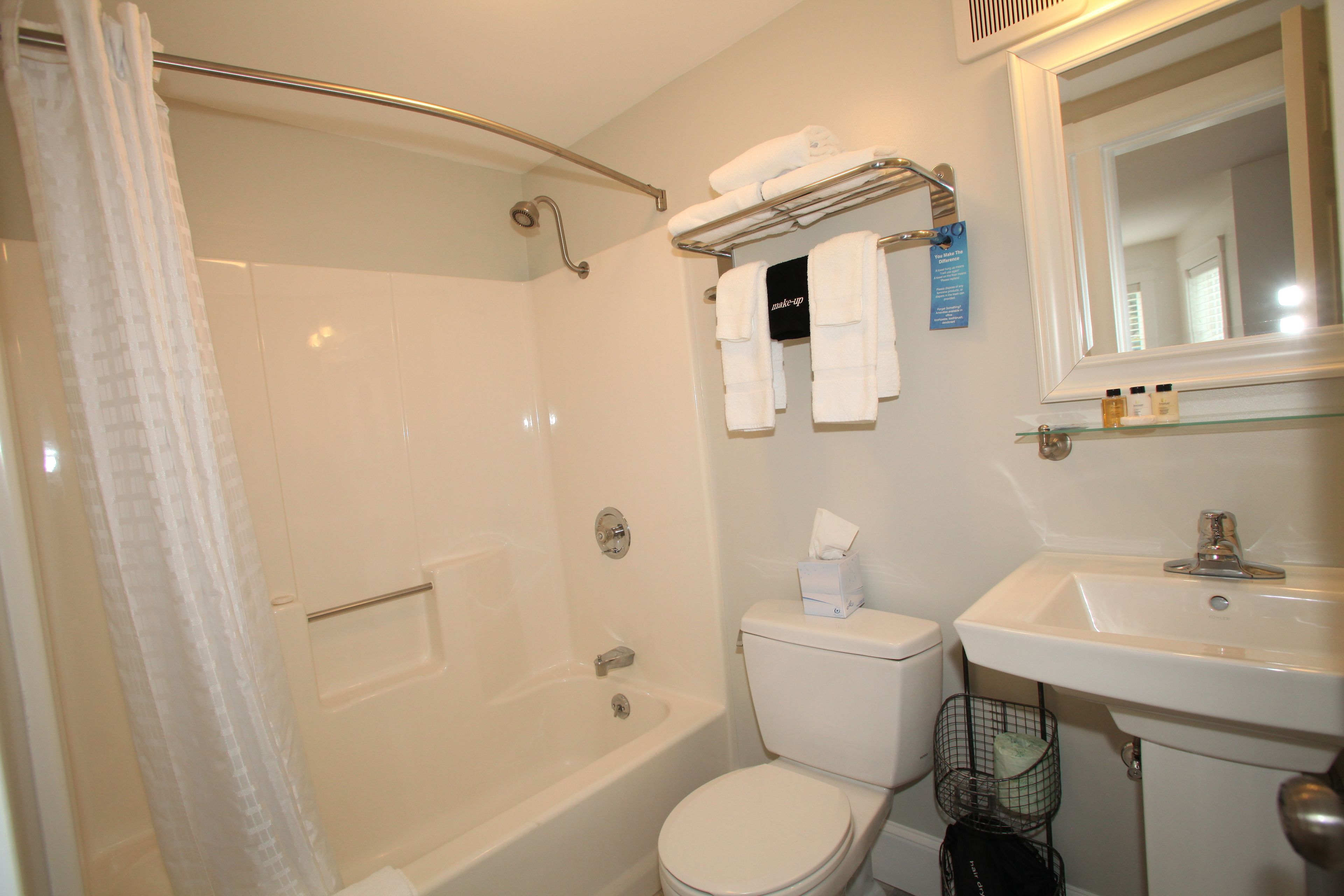 Une salle de bain avec une baignoire, des toilettes et un lavabo.