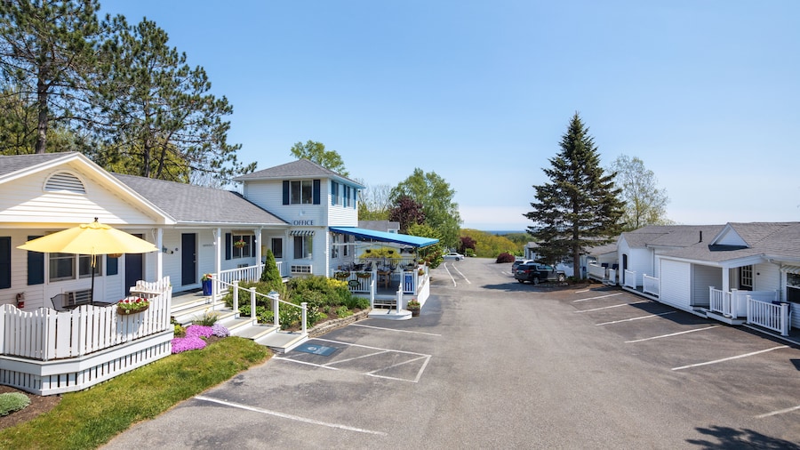 Glen Cove Inn & Suites