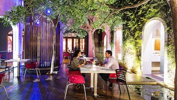 Se sirven desayunos y almuerzos, restaurante con mesas al aire libre