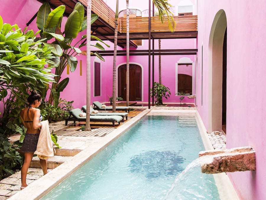 Una piscina al aire libre