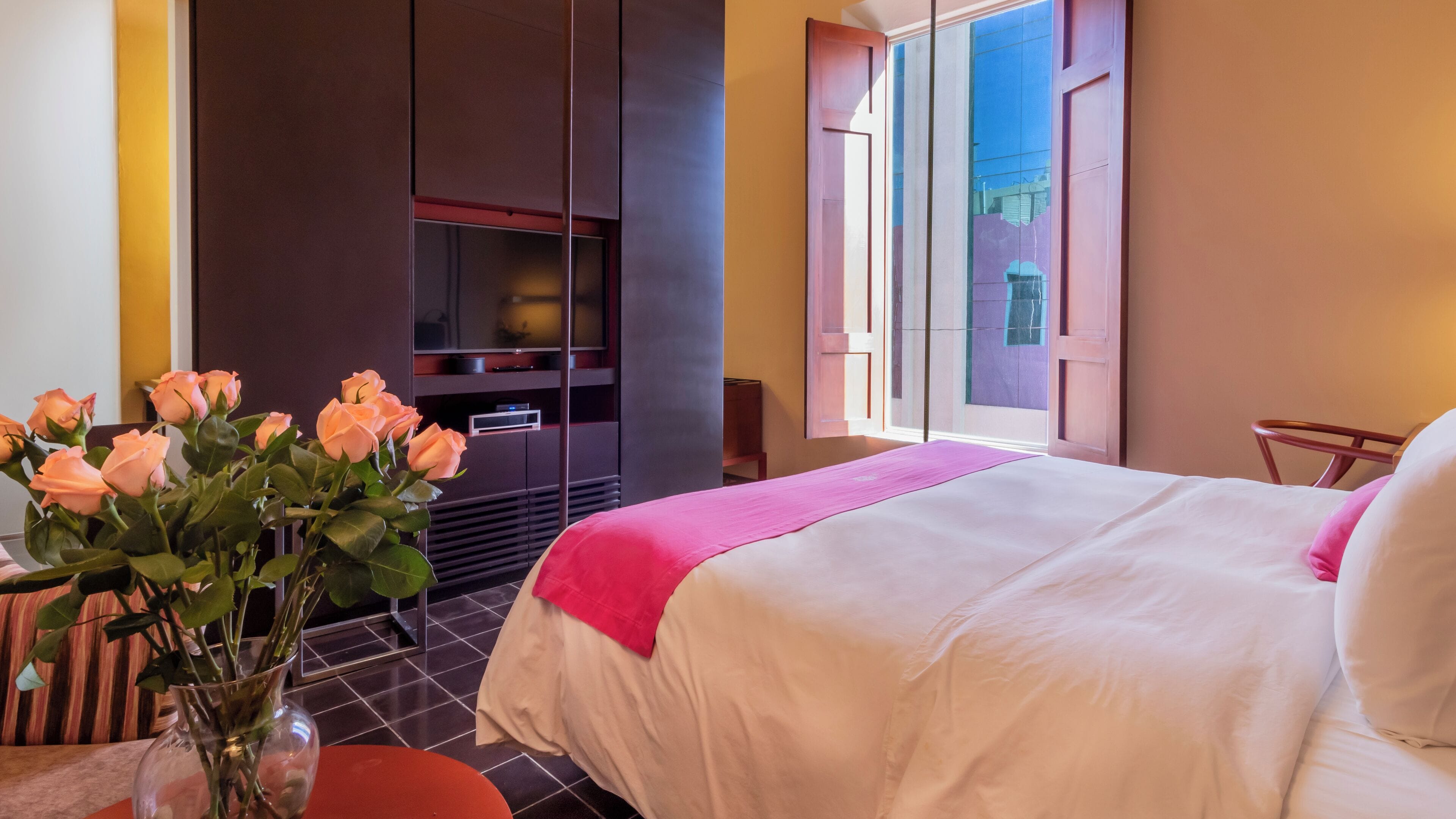 deluxe room, 1 king bed | egyptian cotton sheets, select comfort beds, in-room safe, soundproofing