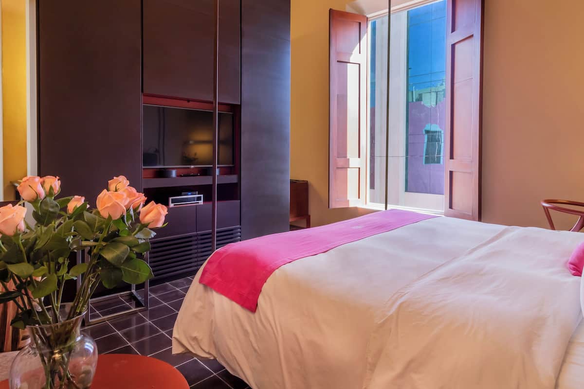 deluxe room, 1 king bed | egyptian cotton sheets, select comfort beds, in-room safe, soundproofing