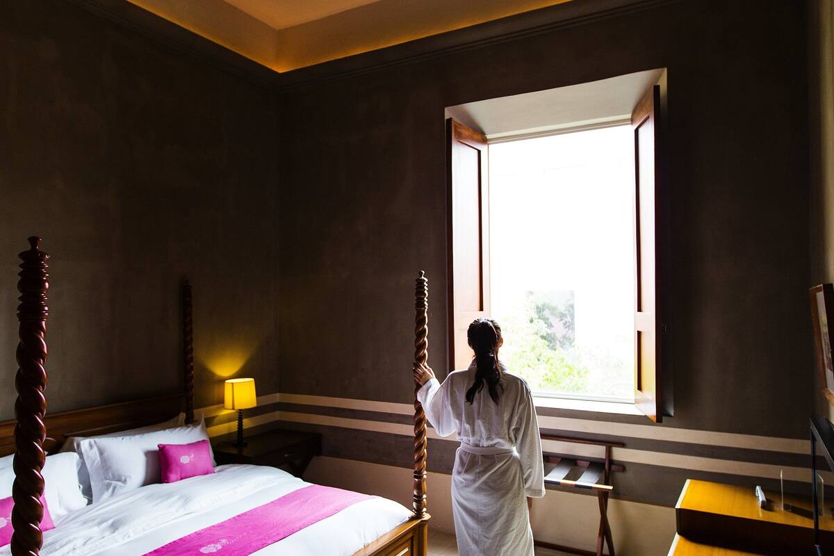 egyptian cotton sheets, select comfort beds, in-room safe, soundproofing