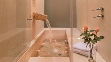 Deluxe Room, 1 King Bed | Bathroom