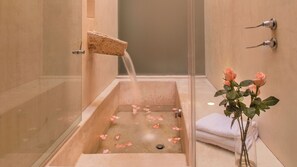 Deluxe-Zimmer, 1 King-Bett | Badezimmer | Badewanne und Dusche (separat), Komfortbadewanne, Regendusche