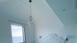 Loftsleilighet – royal, sjøutsikt | Sengetøy av topp kvalitet, dundyner, safe på rommet og skrivebord