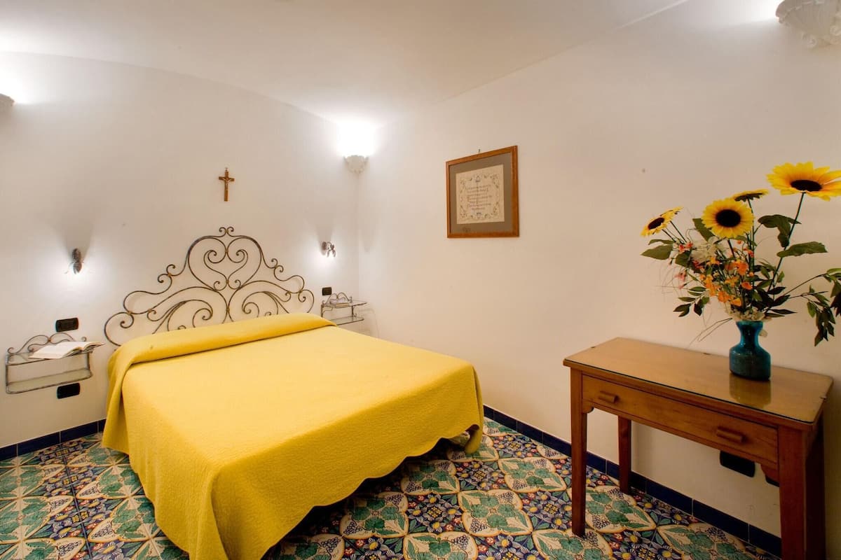 Premium bedding, down comforters, in-room safe, desk