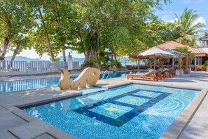 Piscine extérieure, parasols de plage, chaises longues
