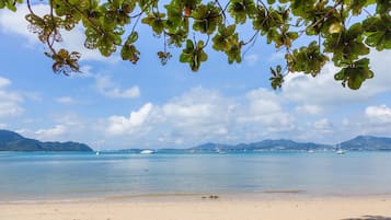 Beach nearby, beach towels, kayaking