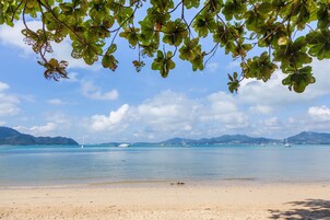 Beach nearby, beach towels, kayaking