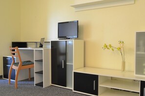 Zimmersafe, Schreibtisch, Verdunkelungsvorhänge, Bügeleisen/Bügelbrett